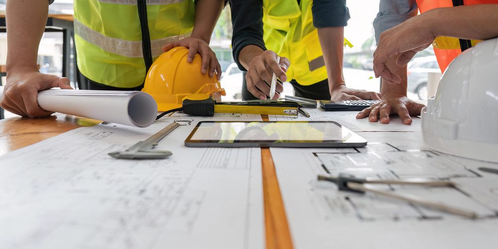 Equipo de ingeniería revisando planos de un proyecto