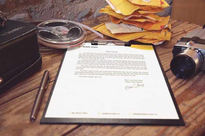 Documentos y gestión administrativa sobre escritorio