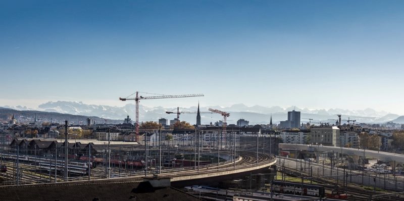 Obra de construcción con grúas