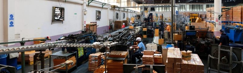 Planta de manufactura con personal trabajando