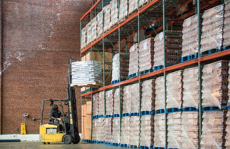 Bodega con estanterías y operación logística