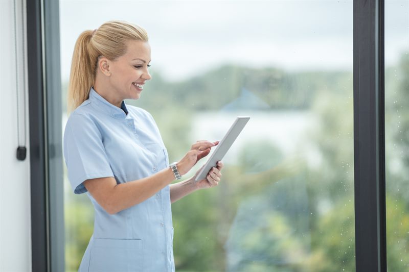 Profesional de la salud con tableta digital