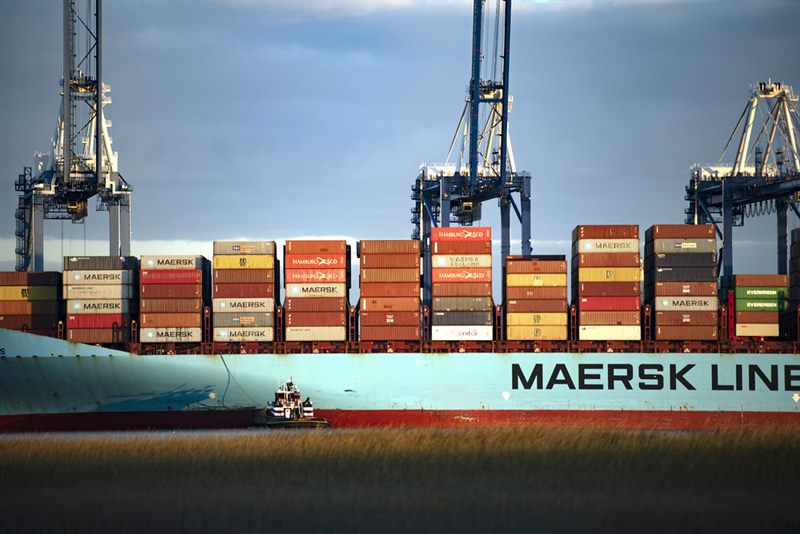 Contenedores de carga en puerto