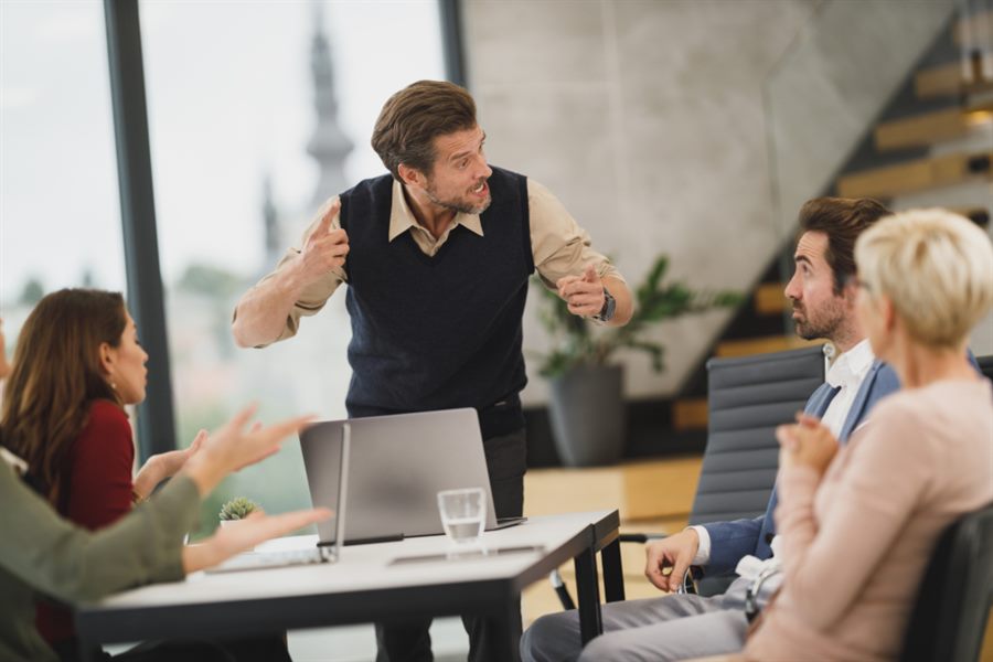 Equipo empresarial en reunión de asesoría