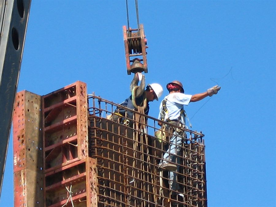Trabajador en estructura elevada durante labores en altura
