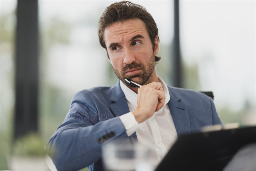 Asesor profesional en su oficina