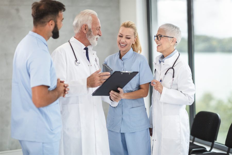 Profesionales de la salud revisando historia clínica