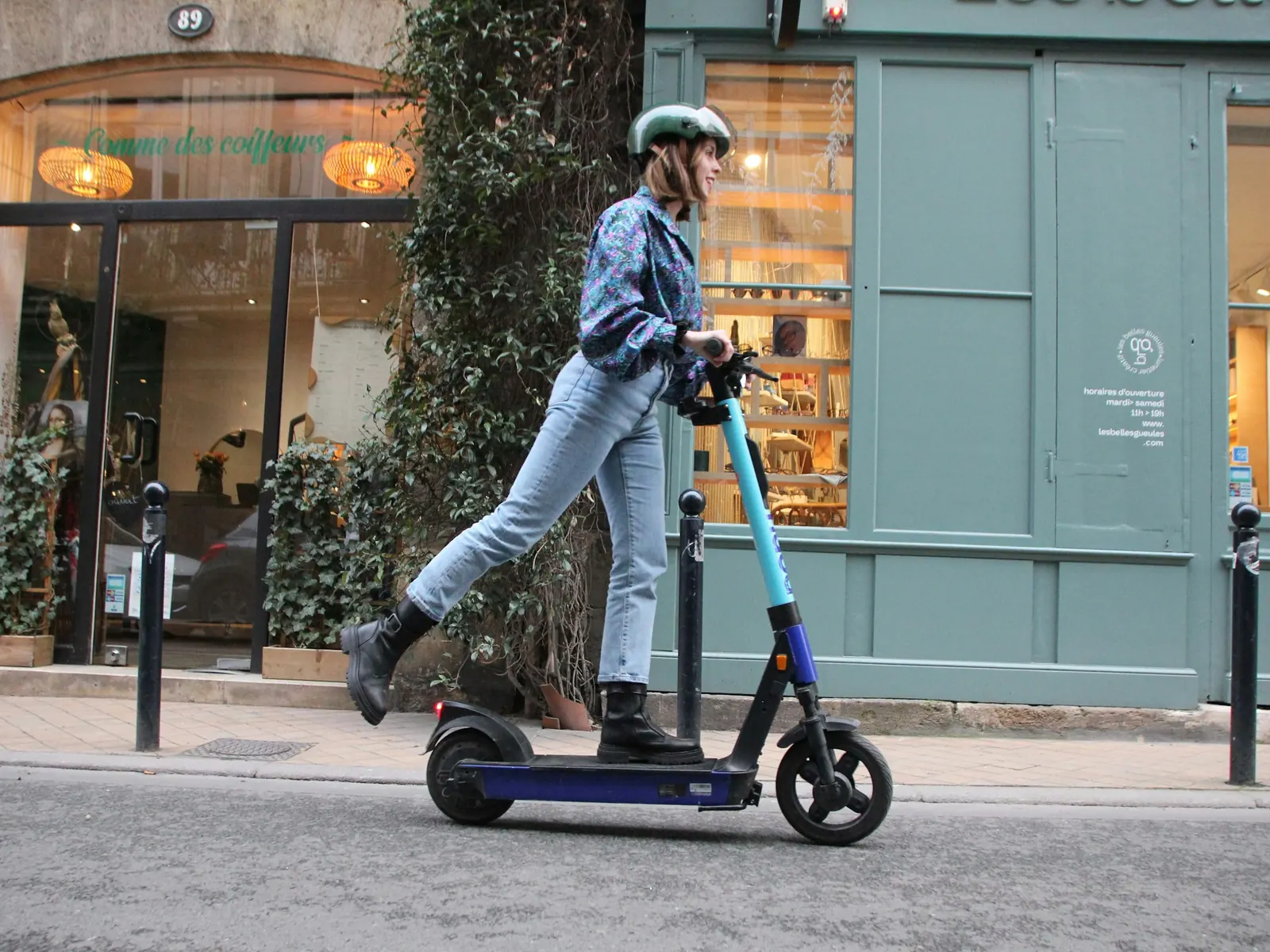 Patineta eléctrica y casco