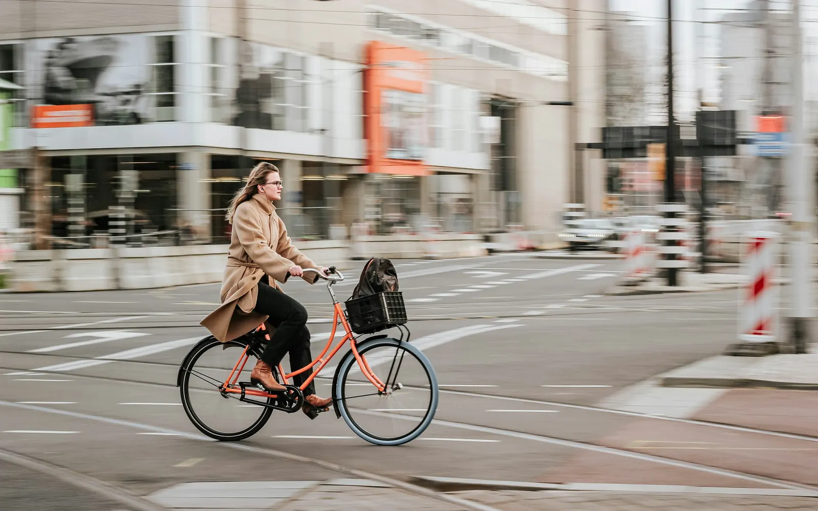 Ciclista urbano en la ciudad