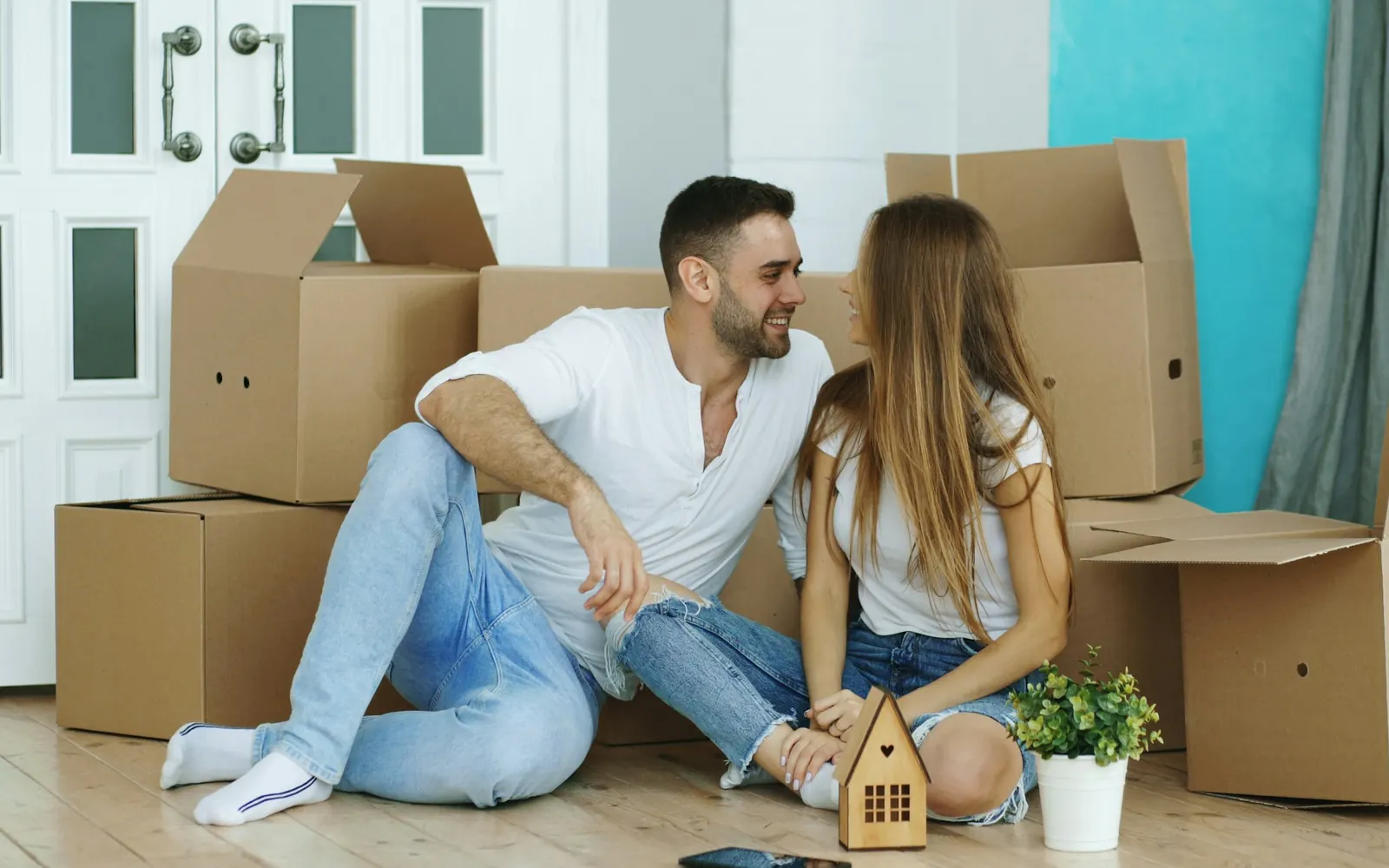 Pareja joven con las llaves de su casa