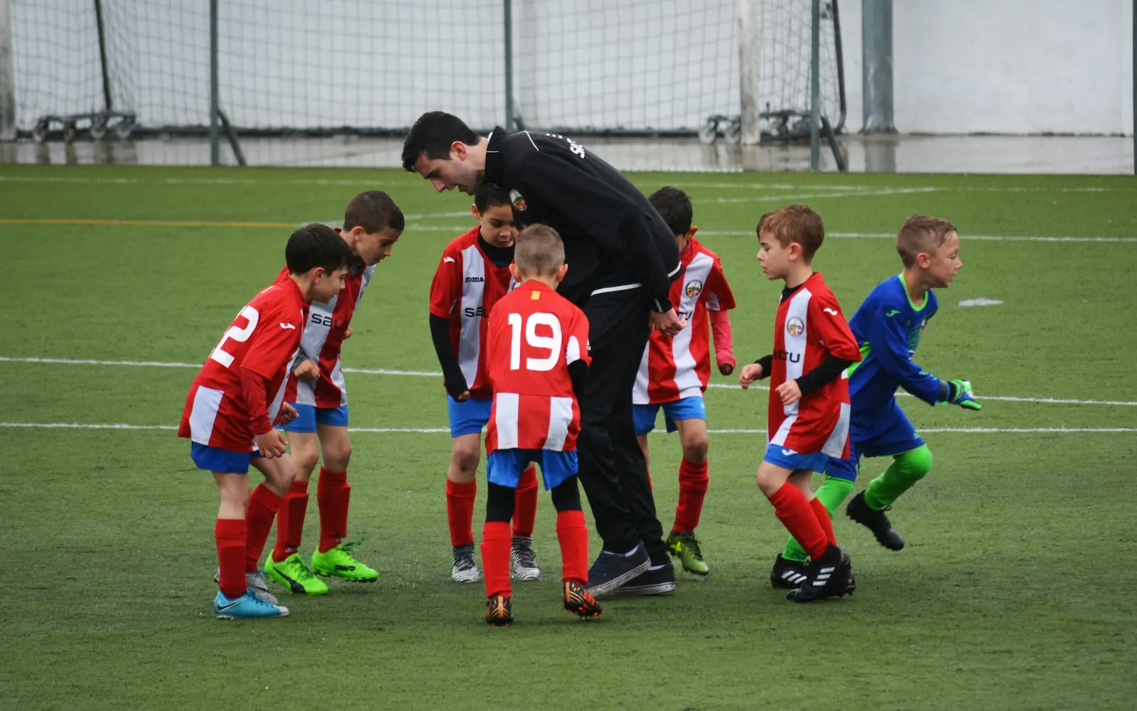 Niños entrenando en una cancha