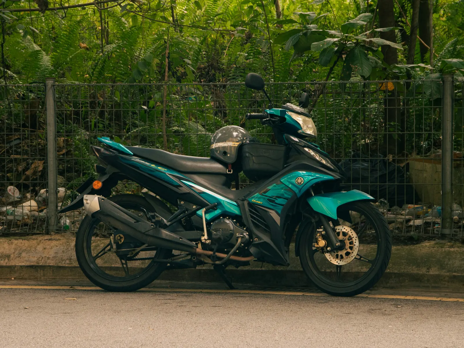 Moto parqueada, detalle de casco
