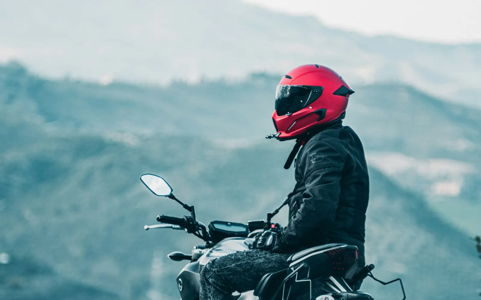 Motociclista con equipo de protección