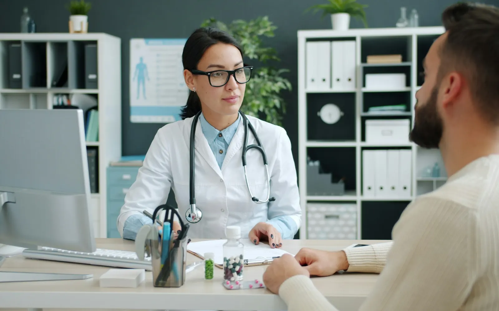 Médico y paciente en consultorio