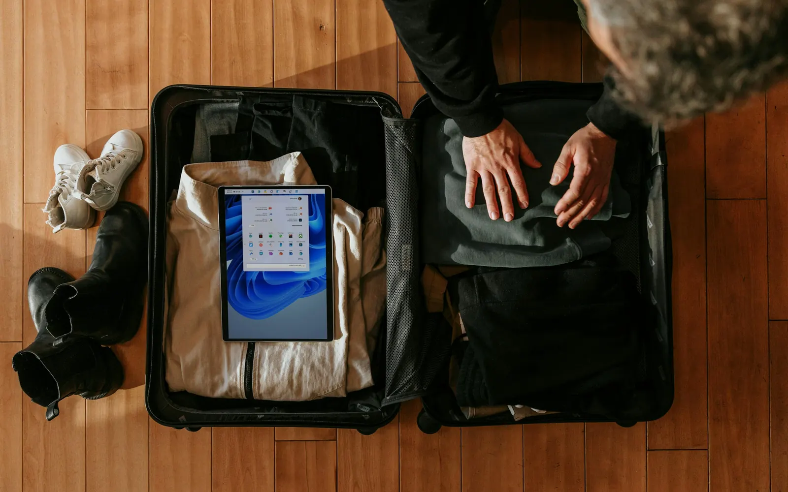 Maleta y pasaporte, salida de viaje